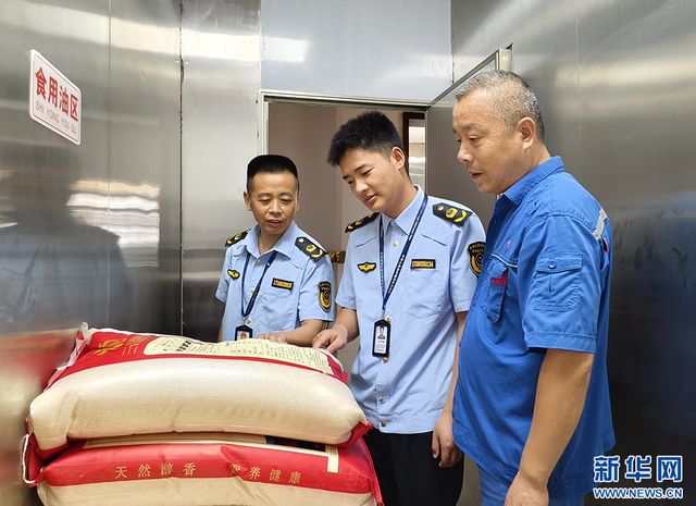 应城市市场监督管理局到企业食堂检查食品安全开展政策宣传。新华网发李梦婷摄