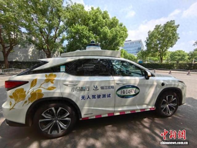 8月4日,在上海浦东金桥,无人驾驶出租车正在行驶。 范宇斌 摄