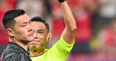 被红牌罚下后扔队长袖标引发争议，王大雷道歉