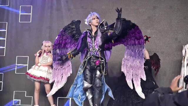 汪东城拄拐亮相气场十足