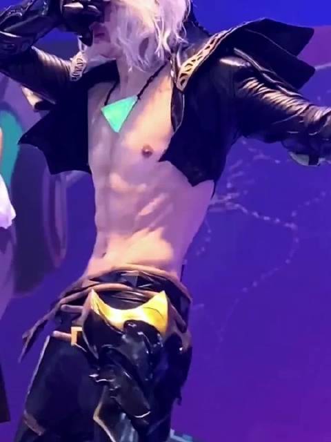 说汪东城是内娱男菩萨没人反驳吧！东哥的腰不是腰，是我的夺命小弯刀！