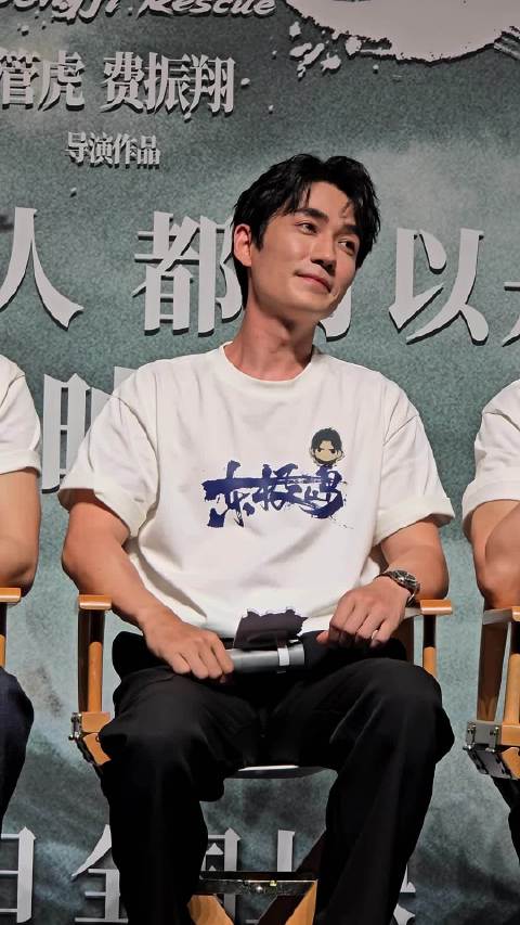 杨恩又亮相《东极岛》首映礼，对朱一龙笑称三哥你让我陌生