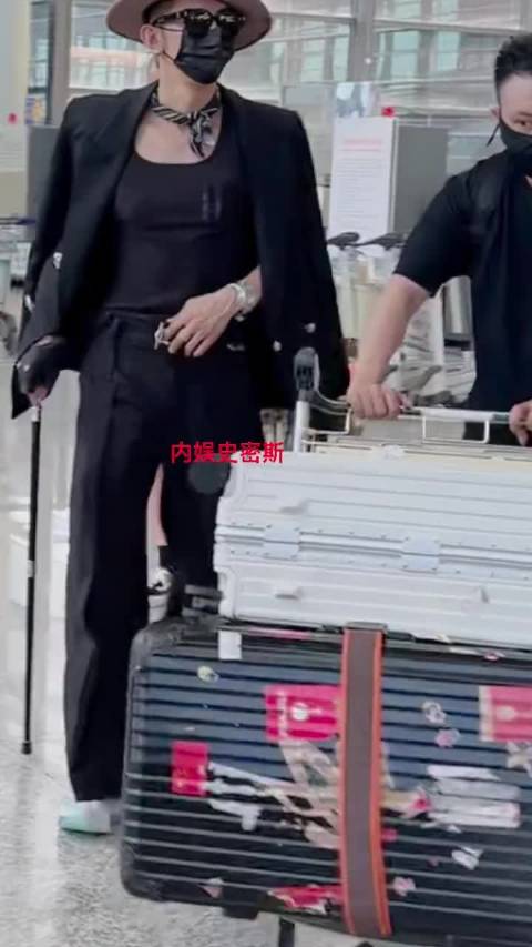 汪东城怎么拄着拐杖啊，是腿伤复发了嘛，还是要好好休息啊