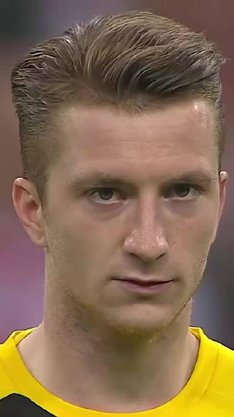 老友重逢名场面：罗伊斯与莱万相视一笑！