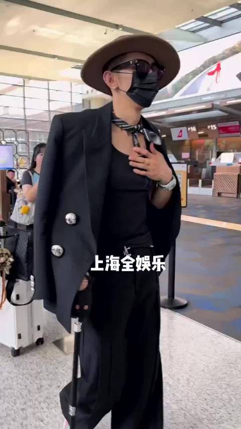 汪东城机场拄拐引关注，腿伤复发仍行程满