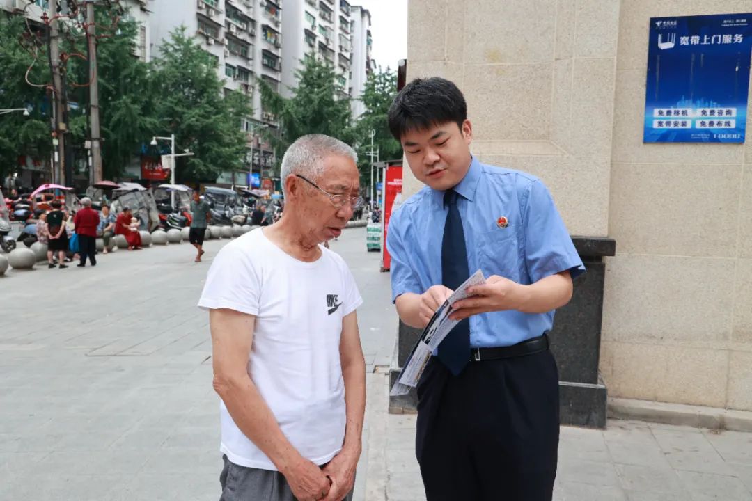 ▲渠县检察院干警在街头开展防范养老诈骗宣传。