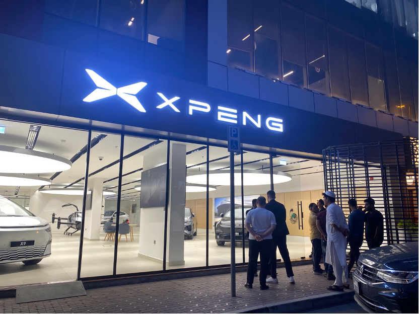 中国车企杀入中东：迪拜警察开小鹏巡逻，富二代称中国车迟早挤满街头