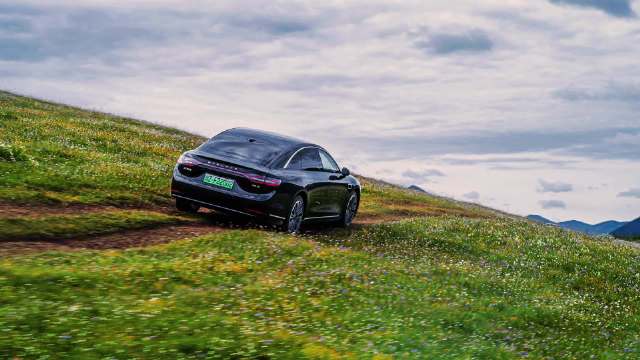 享界S9增程版驰骋高山草原花海
