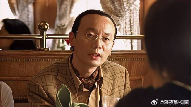 两位贼王比试，一个用杯子剥鸡蛋，一个单手剥生鸡蛋