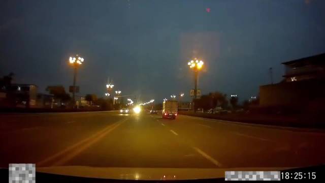 对向车远光干扰，行人玩手机横穿马路，视频车躲闪不及酿成事故