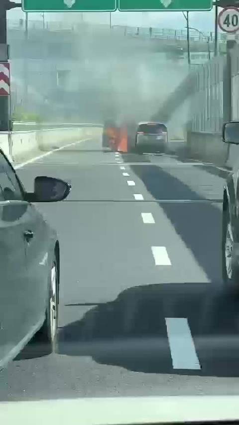 理想MEGA车主回应起火事件称被撞所致，时速80公里撞墩后安全脱险