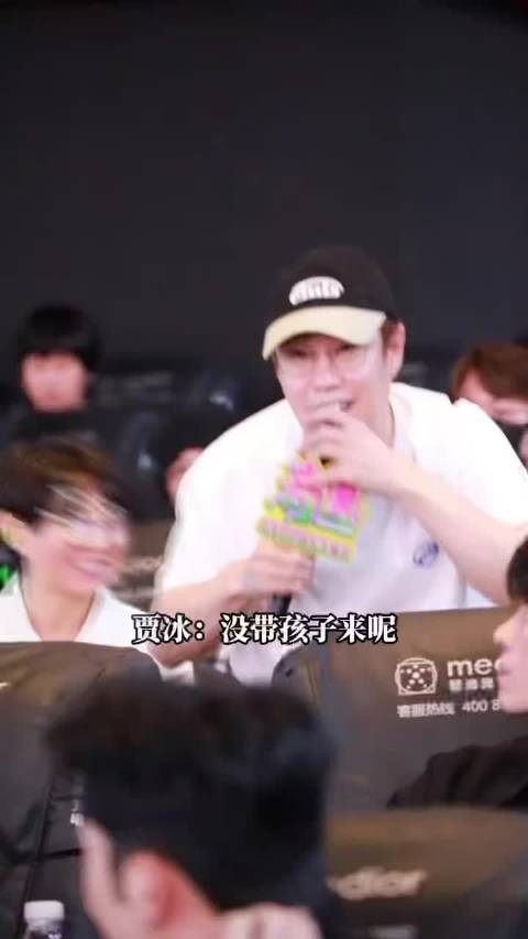 小沈阳首映礼拽起沈春阳发言，她紧张回应女儿共鸣影片