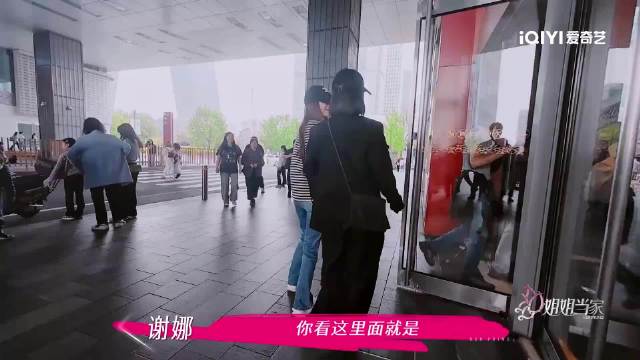 谢娜、李小冉逛玩具店，看见萌物