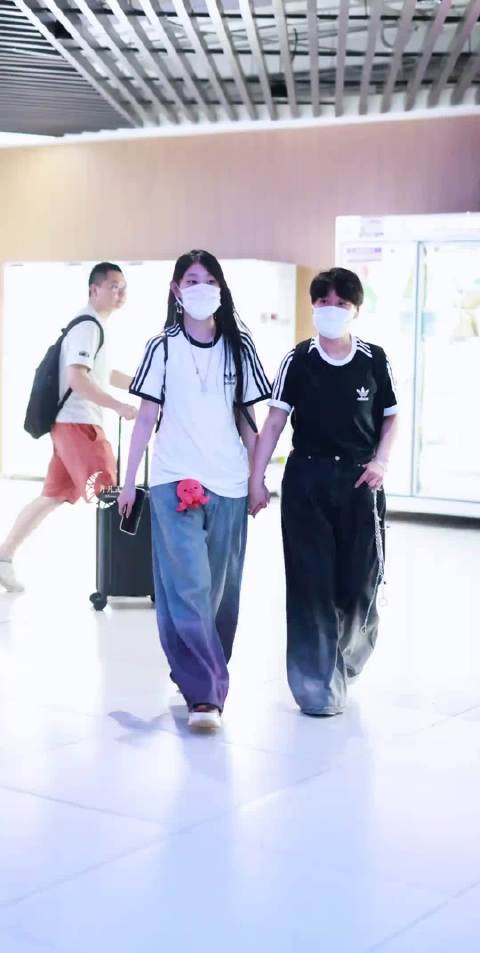 看出来东北人是真疼小孩儿，沈春阳亲自去接女儿，两人还穿了亲子装！