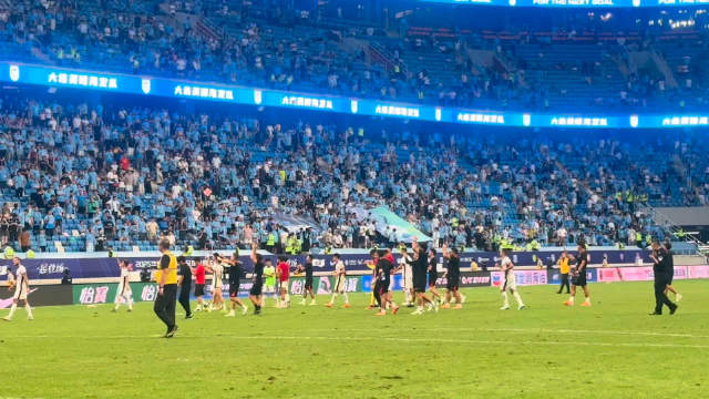 成都蓉城2比0客胜大连英博，大连籍球员致意主场