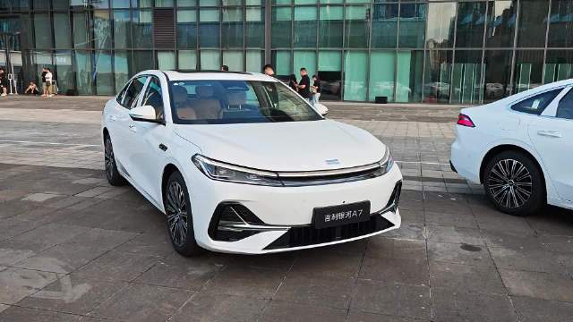 银河A7白色款尾灯设计凸显视觉宽度