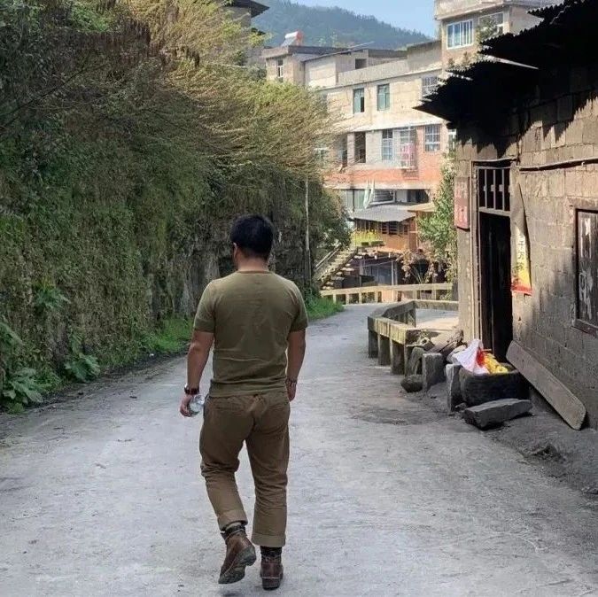 他开大黄蜂、玩抖音、天天吃鸡，他是四线城市活生生的新晋网红