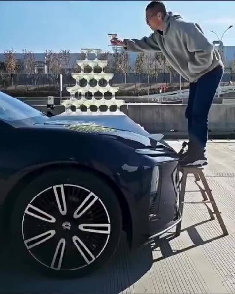 网友以为是AI作品，仔细看蔚来ET9是真......一点没颠，服了！