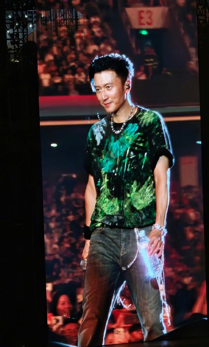 谢霆锋杭州演唱会佩戴蒂芙尼珠宝献唱《香水》，彩带注入香水引全场芬芳