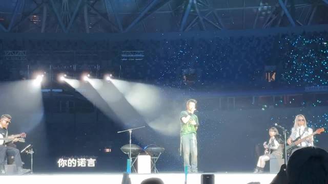 终于唱了我喜欢的《香水》，“我早已习惯你的迷人香水味”