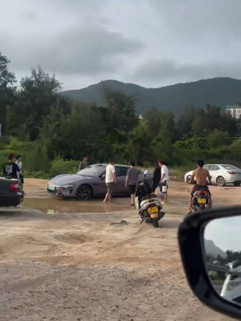 一群年轻人围着这台新车，羡慕的心情，溢于言表！