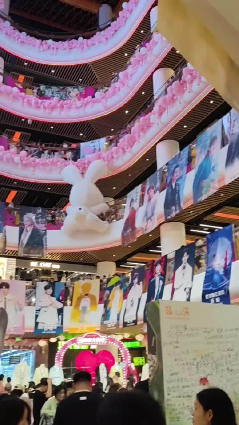 赴山海郑州线下剧宣，现场真是人山人海，气氛很好！