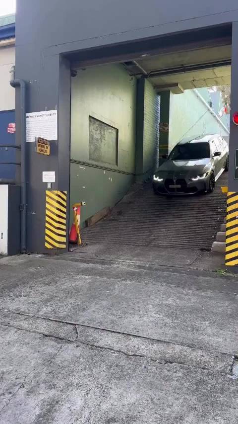 性能车车主下陡地库，每次都是心里的煎熬 前唇不保