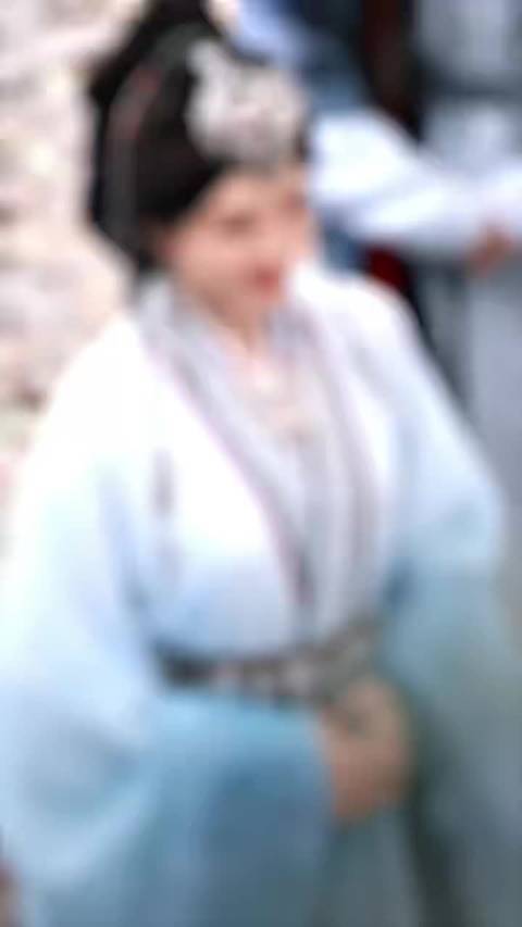 陈小纭新剧路透曝光，光影下五官精致笑容治愈