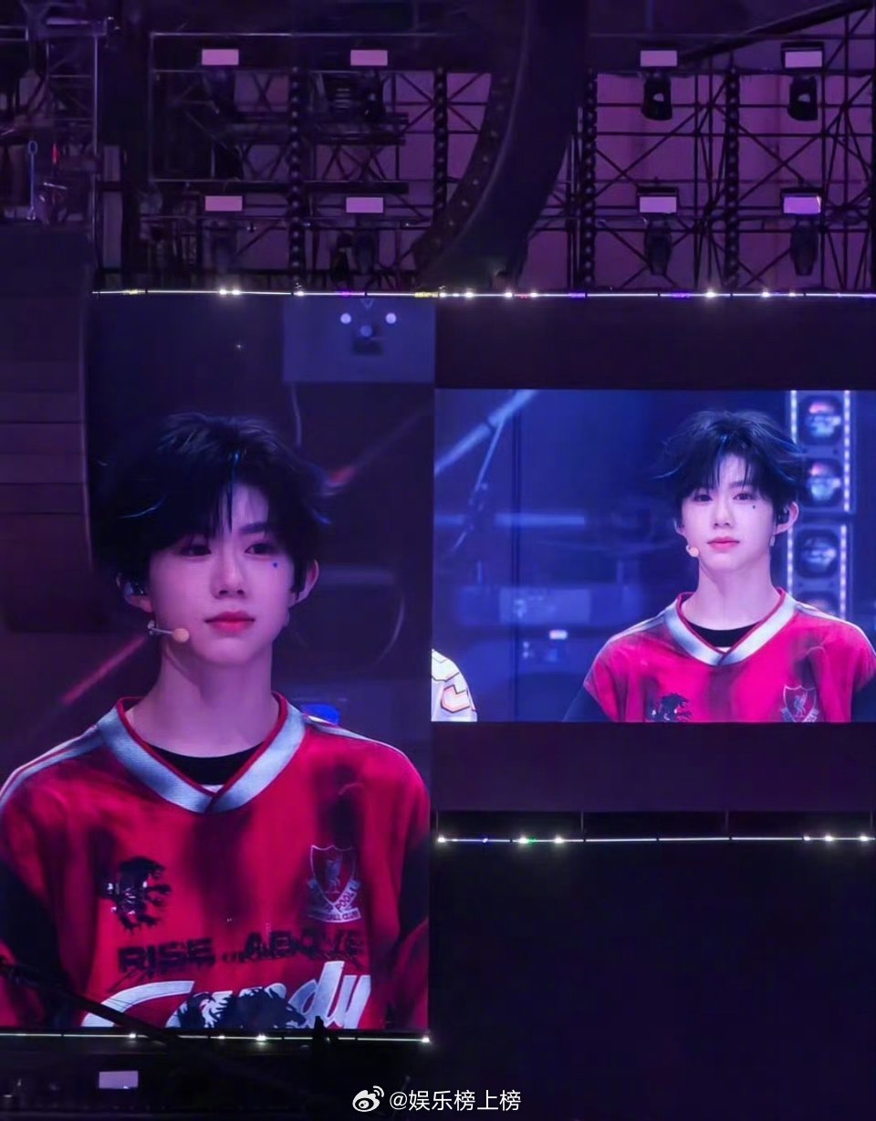 陈奕恒 今日公演路透 大屏上如此权威的美貌