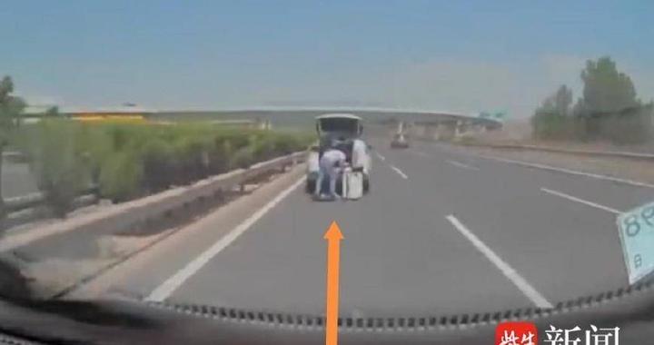 触目惊心！前车爆胎人员未及时撤离，后车开“智驾”追尾致两死