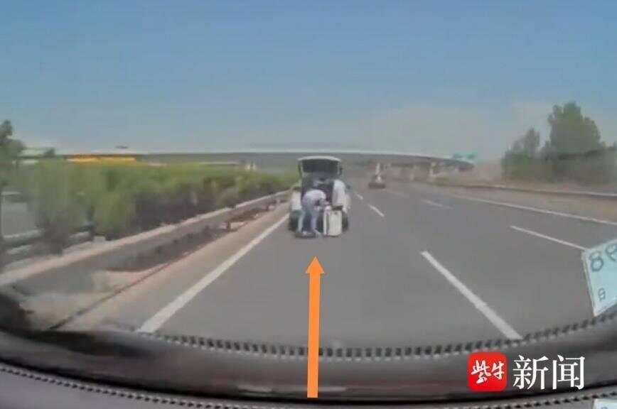 触目惊心！前车爆胎人员未及时撤离，后车开“智驾”追尾致两人当场死亡