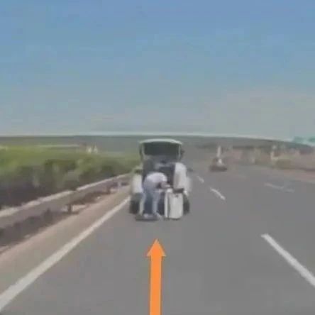 痛心！前车爆胎人员未及时撤离，后车开“智驾”追尾致两死