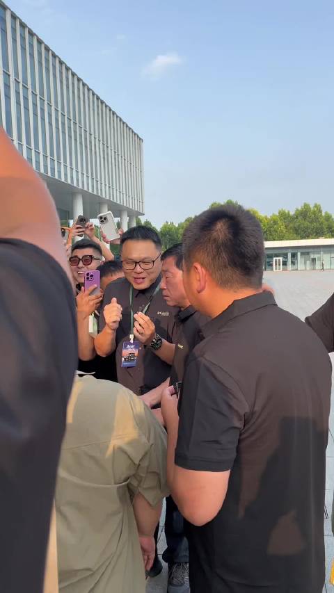 在保定偶遇魏总，听魏总说说长城要不要做越野mpv和为什么要做超跑？