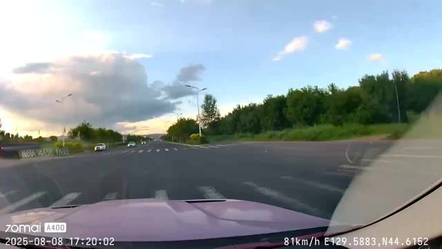 视频车左转碰到三轮车，司机放出行车记录仪视频.....让网友帮自己评评理