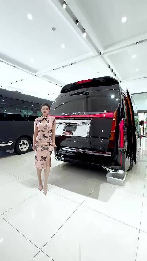 这台商务车改的咋样咱们先放一边，你能猜出这妹纸的身高吗？