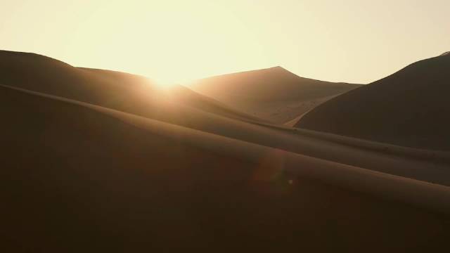 王一博无畏前行解锁新旅途，崎岖中闯出风景