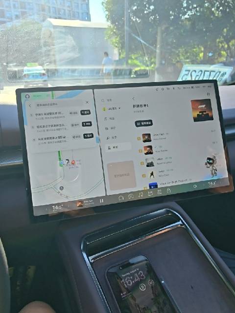 全新 P7 的中控屏可太好玩儿啦 小P：别以为我没有手就扇不了你