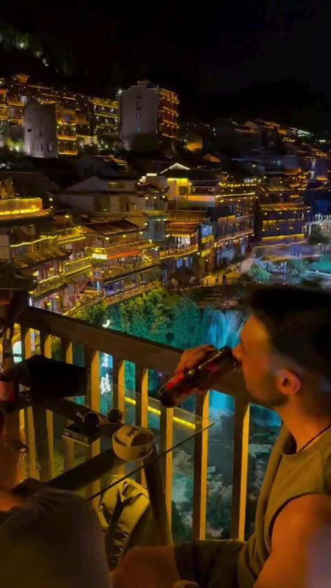 老外惊叹中国芙蓉镇瀑布奇观，高铁直达引热议