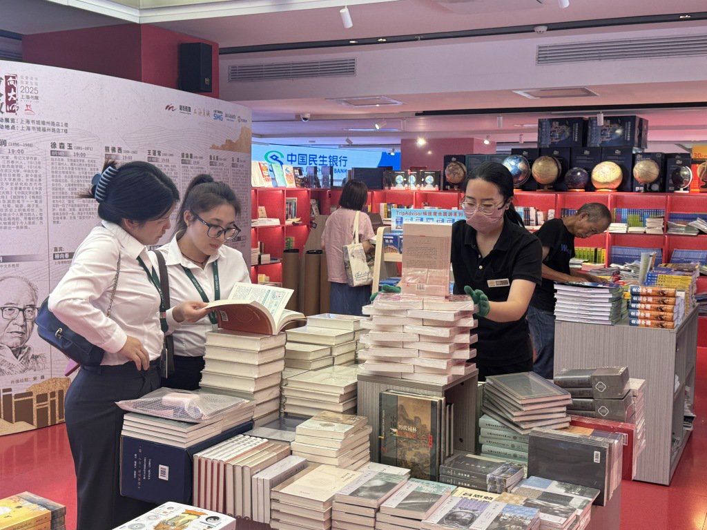 读者在上海书展上海书城主会场阅读。