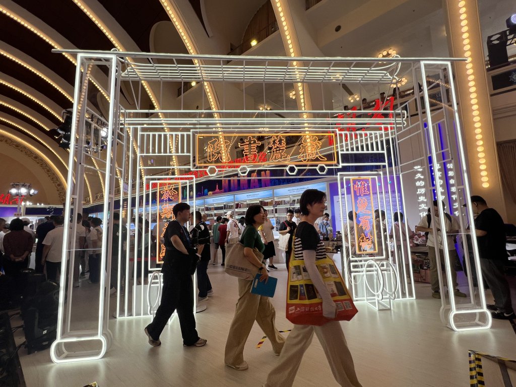 本届书展,湖南展区位于上海展览中心中央大厅。