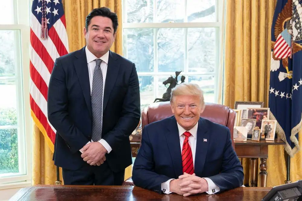 迪恩·凯恩和特朗普在白宫椭圆形办公室中。