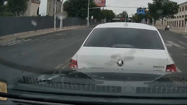 溜车的时候像个新手，离开的时候又那么自然，给视频车车主都搞懵了…..