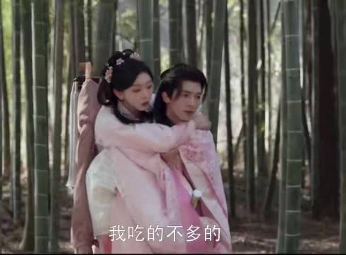 穆红锦淡粉衣裙如蜜桃撒娇称吃得不多