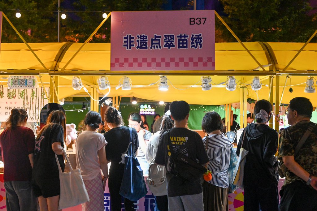 非遗苗绣摊位。澎湃新闻记者 朱伟辉 图