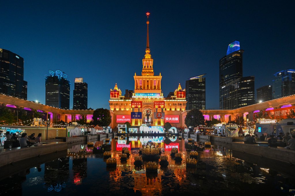 “阅界夜市”灯光璀璨。澎湃新闻记者 朱伟辉 图