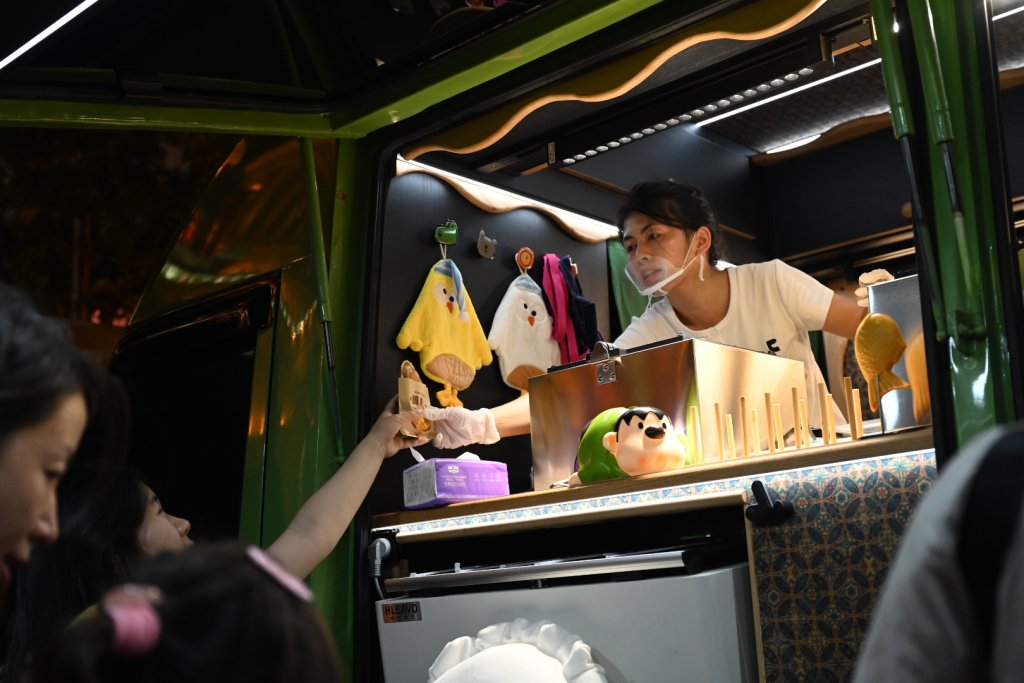 夜市中的餐饮摊位为市民游客提供便利。澎湃新闻记者 吴栋 图