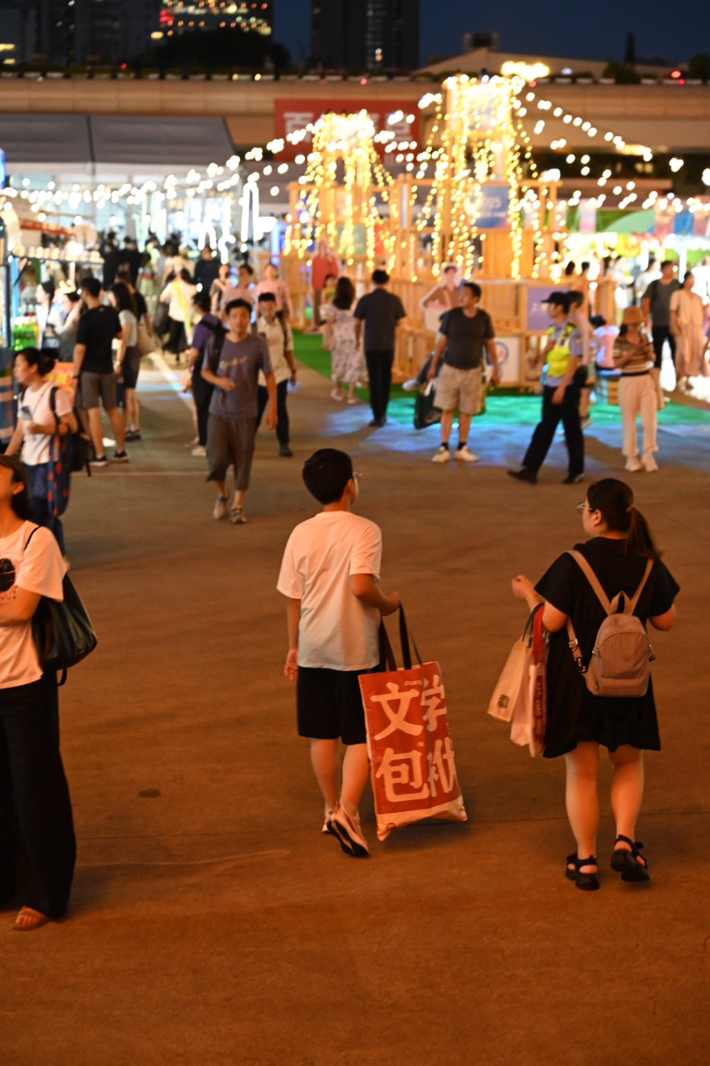 逛书展夜市中的市民游客。澎湃新闻记者 吴栋 图