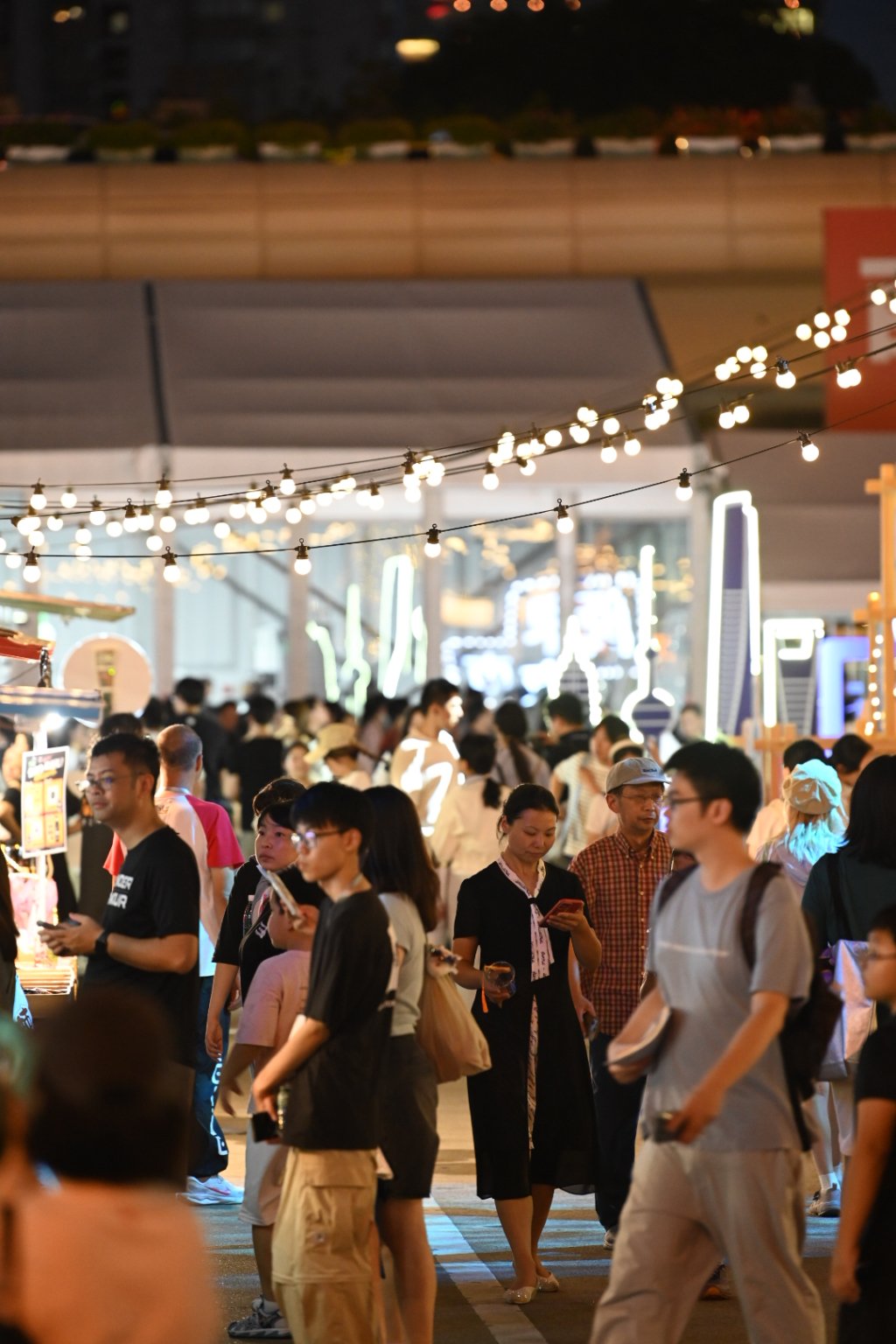 夜市吸引众多市民游客。澎湃新闻记者 吴栋 图