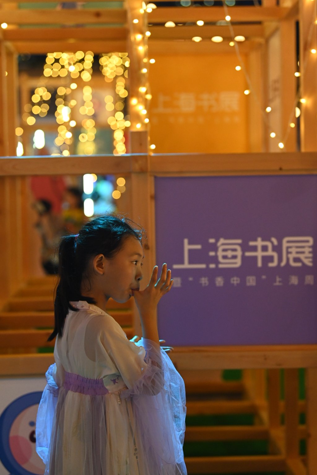 小朋友品尝美食。澎湃新闻记者 吴栋 图