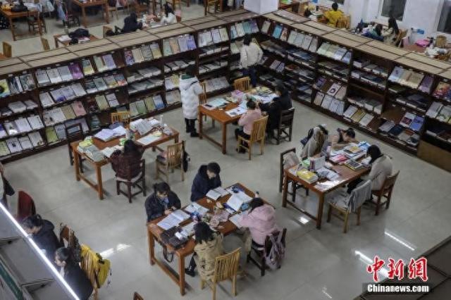 资料图:高校图书馆内,学生正在看书复习。 中新社记者 瞿宏伦 摄